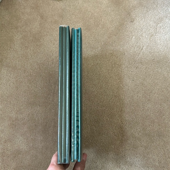 NEW: 2 scrapbooks, 4 kits of jumbo cut-out scrapbook pages and free paper pizazz - Picture 2 of 16